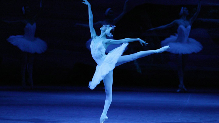 teaser image - Bolshoi Ballet: Swan Lake (2019-2020 Season) Trailer